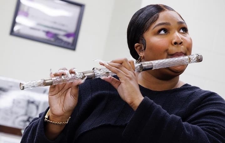 Cover Image for Lizzo plays 200-year-old flute owned by former US president